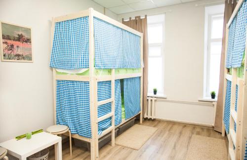 Двухъярусная кровать или двухъярусные кровати в номере Хостел Мир на Бауманской