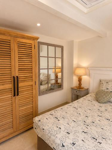 a bedroom with a bed and a window at Le Tiki Lodge in Fréjus
