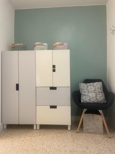 Appartement climatisé 4 personnes, place de parking privée, RDC avec terrasse, à 10 min plage à pied