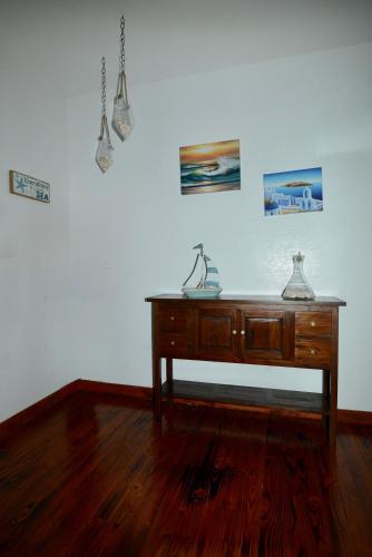 a wooden desk in a room with a white wall at Kalani Hawaii Private Lodging in Pupukea
