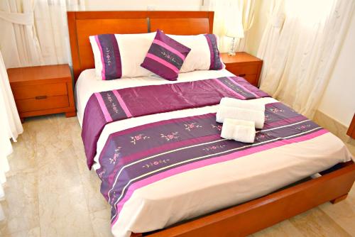 Villa Limni Sandy Beach Villas - Heated Pool - Jacuzzi - Private Beach Area tesisinde bir odada yatak veya yataklar