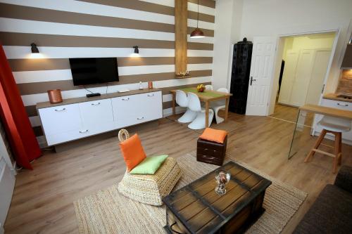 uma sala de estar com uma parede listrada em Apartment Old Zagreb em Zagreb