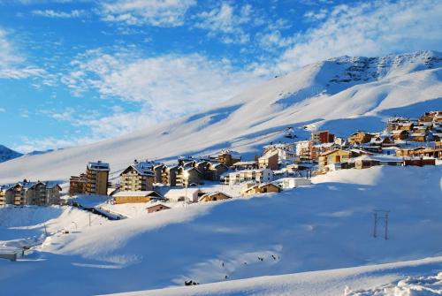 a small town in the snow on a mountain at Para 6 pax La Parva in Lo Barnechea