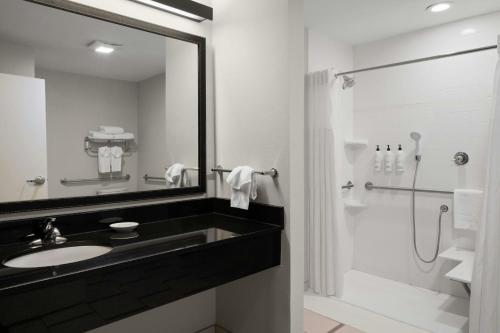 Bilik mandi di Fairfield Inn & Suites by Marriott Olean, NY