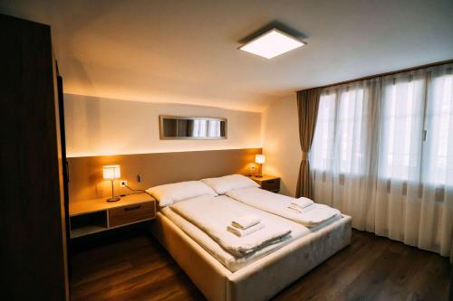 a hotel room with a bed and a window at Cozy Apartment - Stunning Views in Brienz