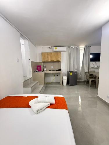 a bedroom with a bed with two towels on it at Caribe 102-1 in San Andrés