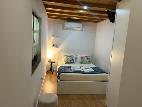 a small bedroom with a bed in a room at casa de ramalhinha in Caldelas