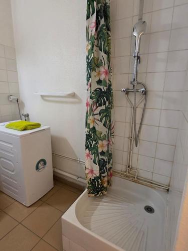 a shower curtain with flowers on it in a bathroom at SCI Severin in Pointe-à-Pitre