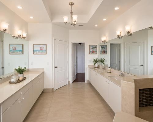 a bathroom with two sinks and a large mirror at The Oasis, Miami Lakes in Miami Lakes