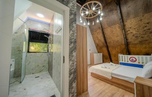 a bedroom with a bed and a walk in shower at Bungalov Azerbaijan in Vǝndam