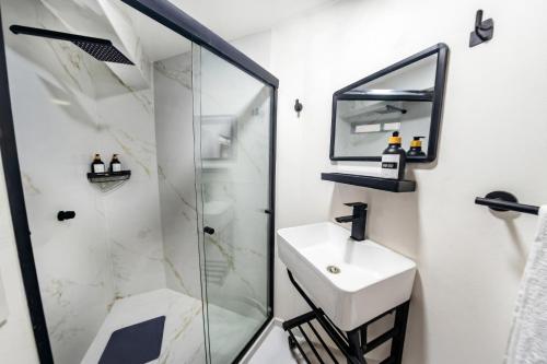 Bilik mandi di Hotel Kuko Express