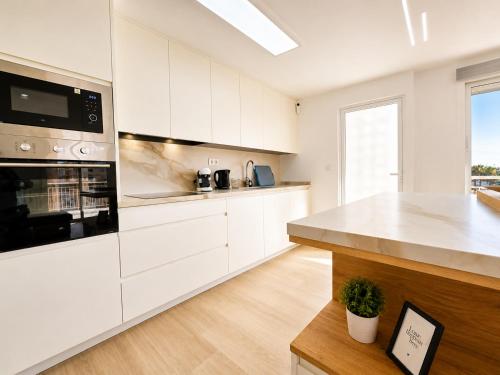 Blue Peak Apartment: Diseño Junto al Mar