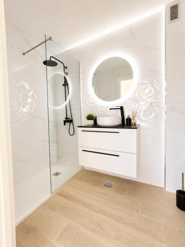Blue Peak Apartment: Diseño Junto al Mar
