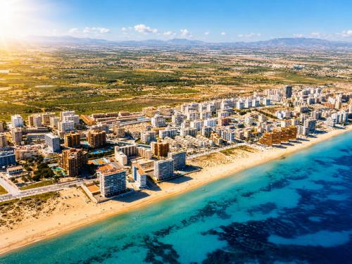Blue Peak Apartment: Diseño Junto al Mar