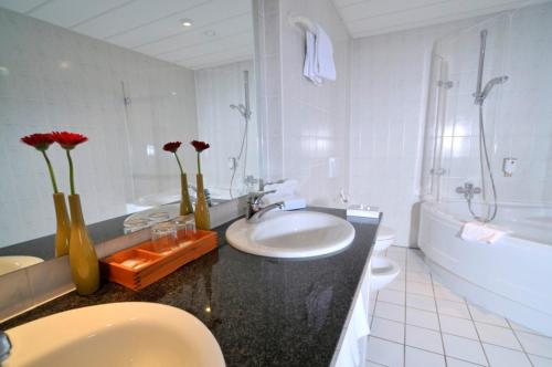 ein Badezimmer mit Waschbecken, Toilette und Badewanne in der Unterkunft Quick Hotel Dresden 24H Self Check-in in Dresden