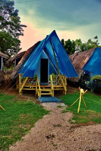 a blue tent with a door in the grass at Glamping Tesoro Escondido in San Antero