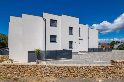 Apartments with parking space Vantacici, Krk - 25536