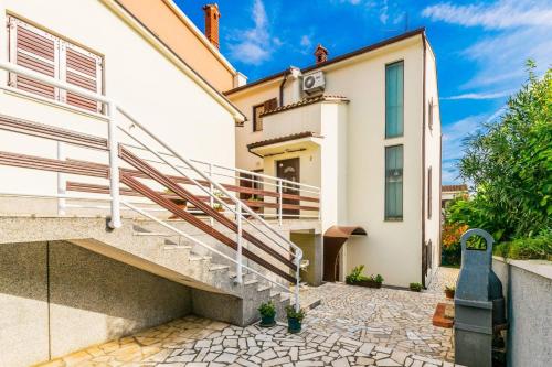 Apartments with parking space Pula - 27705