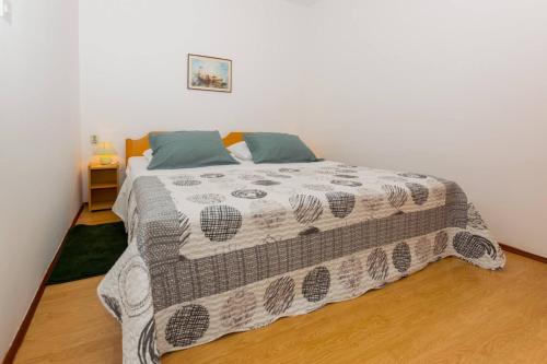 Apartments with parking space Pula - 27705