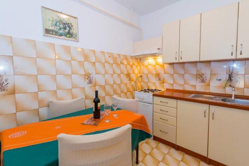Apartments with parking space Pula - 27705