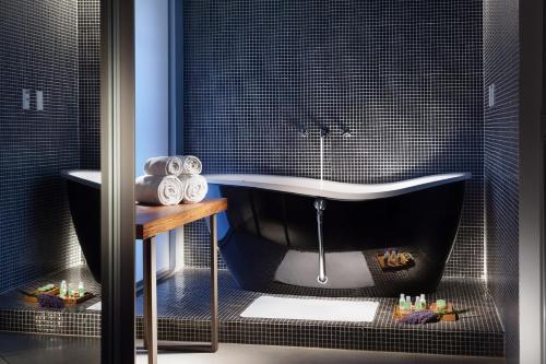 a bathroom with a black and white bath tub at Malai Manso Cotista - Resort Acomodações 4 hosp in Retiro