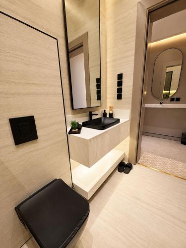 a bathroom with a sink and a mirror at مساكن لينا الفندقية in Abha
