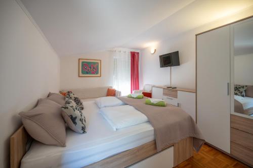Apartments with parking space Palit, Rab - 22743