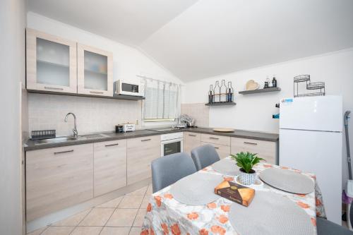 Apartments with parking space Palit, Rab - 22743
