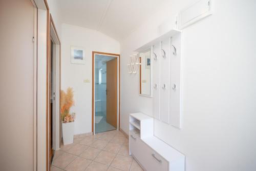 Apartments with parking space Palit, Rab - 22743
