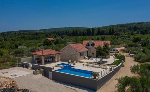 Seaside family friendly house with a swimming pool Supetar, Brac - 23114