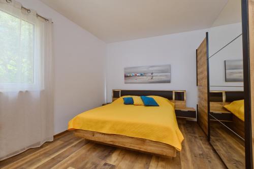 Apartments with a parking space Losinj, Losinj - 23373