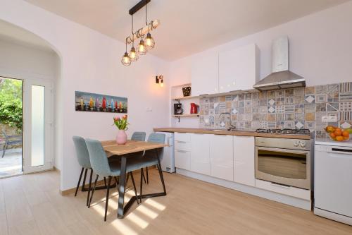 Apartments with a parking space Losinj, Losinj - 23373