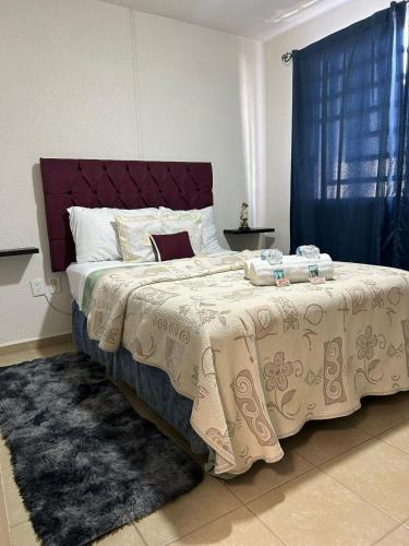 a bedroom with a large bed with a purple headboard at Casa Morelia ideal, rest or work in San Carlos
