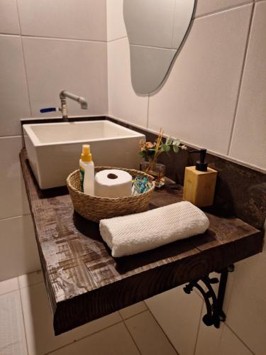 a bathroom with a sink and a counter with towels at Pousada Pindobas in Venda Nova do Imigrante