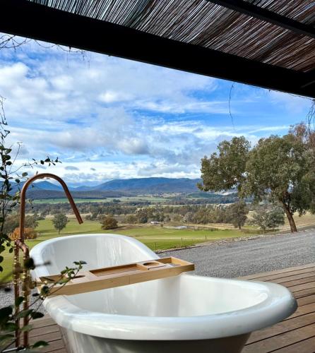 Eine weiße Badewanne steht vor einem Fenster. in der Unterkunft Bluestone Ridge in Whitfield