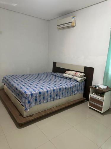 a bedroom with a bed and a night stand at Casa para Pedrão in Eunápolis