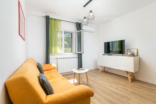 Apartments with parking space Supetar, Brac - 27508