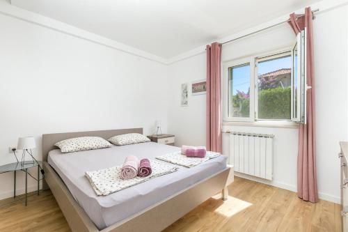 Apartments with parking space Supetar, Brac - 27508