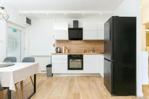 Apartments with parking space Supetar, Brac - 27508