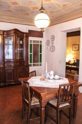 uma sala de jantar com mesa e cadeiras em Abitare Il Borgo em Castagneto Carducci