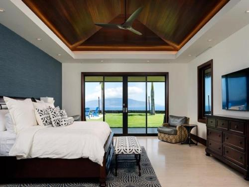 a bedroom with a bed and a ceiling fan at Villa with pool extraordinary view in Lahaina in Lahaina