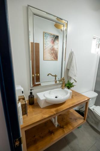 ein Badezimmer mit einem weißen Waschbecken und einem Spiegel in der Unterkunft Casa Navarro in La Paz