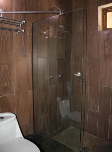 a glass shower in a bathroom with a toilet at Ex Hacienda Santa Elena in Atlixco