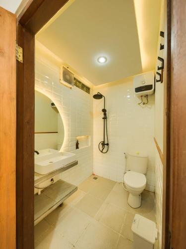 a bathroom with a toilet and a sink at Sampai Villa Queensland in Pakem