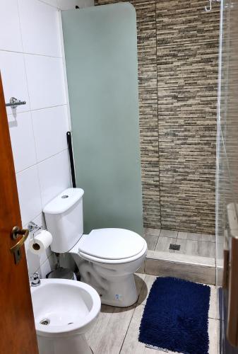 a bathroom with a toilet and a sink and a shower at Departamento en el Centro de Mendoza, Parking Gratis, Check-in Autónomo in Mendoza