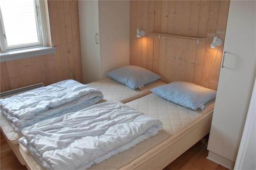 two twin beds in a room with a window at FY296-Faaborg-Mosegarden-27 in Faaborg