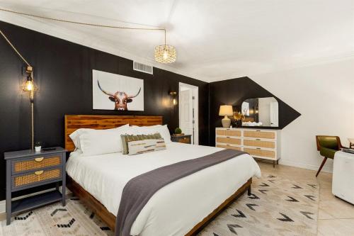 a bedroom with a large bed and a black wall at 6BR Pool & Game Arcade Family Dog Friendly in San Antonio