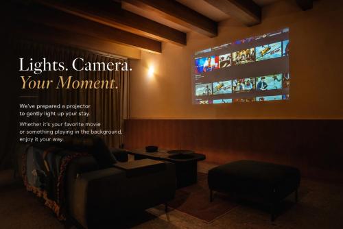 a waiting room with a couch and a tv at Hotel 二灯 in Beppu