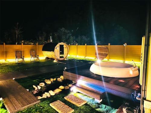 a backyard with a bath tub and a grill at 四季の庵 糸島 1300m2 大自然のパノラマ露天風呂 駐車場5台以上 サウナ 専用BBQ施設 ペット可 in Itoshima