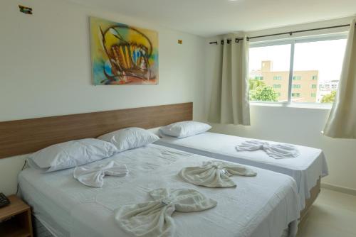 Säng eller sängar i ett rum på Anjos Praia Hotel